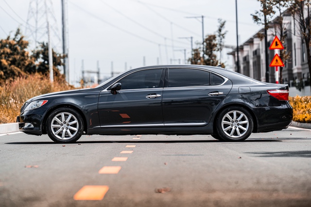 Lexus LS460L dùng 18 năm: 'Xe chủ tịch' rao giá rẻ hơn Toyota Vios- Ảnh 2. Lexus LS460L dùng 18 năm: 'Xe chủ tịch' rao giá rẻ hơn Toyota Vios- Ảnh 2.