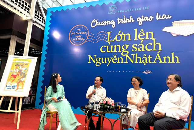 Nhà văn Nguyễn Nhật Ánh 'toát mồ hôi' khi tặng chữ ký cho fan Thái Lan- Ảnh 3.