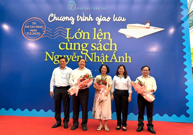 Nhà văn Nguyễn Nhật Ánh 'toát mồ hôi' khi tặng chữ ký cho fan Thái Lan- Ảnh 2.