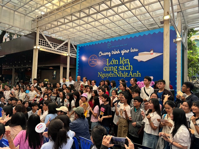 Nhà văn Nguyễn Nhật Ánh 'toát mồ hôi' khi tặng chữ ký cho fan Thái Lan- Ảnh 5.