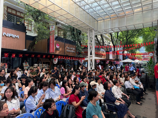 Nhà văn Nguyễn Nhật Ánh 'toát mồ hôi' khi tặng chữ ký cho fan Thái Lan- Ảnh 4.