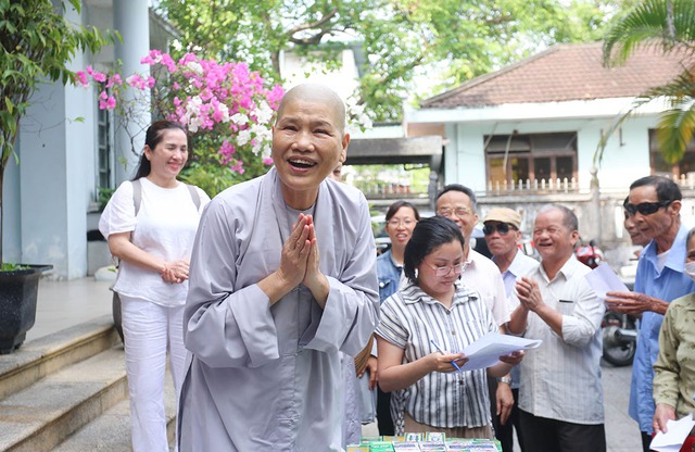 Ni sư Thích nữ Tâm Nguyệt vượt đường xa, trao ấm áp cho người mù Ni sư Thích nữ Tâm Nguyệt vượt đường xa, trao ấm áp cho người mù
