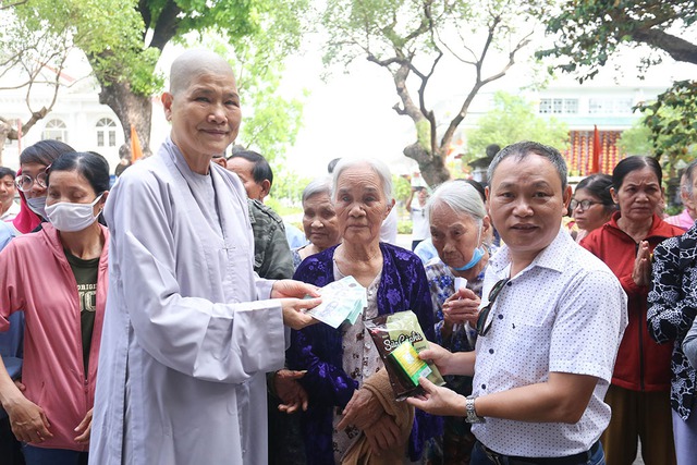 Ni sư Thích nữ Tâm Nguyệt vượt đường xa, trao ấm áp cho người mù- Ảnh 2. Ni sư Thích nữ Tâm Nguyệt vượt đường xa, trao ấm áp cho người mù- Ảnh 2.