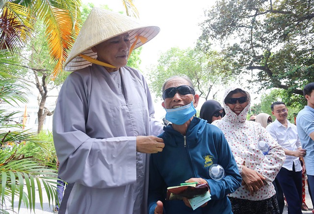 Ni sư Thích nữ Tâm Nguyệt vượt đường xa, trao ấm áp cho người mù- Ảnh 3. Ni sư Thích nữ Tâm Nguyệt vượt đường xa, trao ấm áp cho người mù- Ảnh 3.