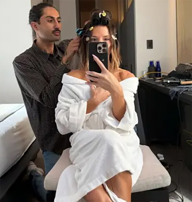 Victoria Beckham phủ nhận tin đồn gia đ&igrave;nh bất h&ograve;a với Brooklyn Beckham - Ảnh 1.