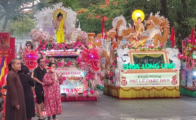Diễu hành xe hoa mừng đại lễ Phật đản- Ảnh 2. Diễu hành xe hoa mừng đại lễ Phật đản- Ảnh 2.