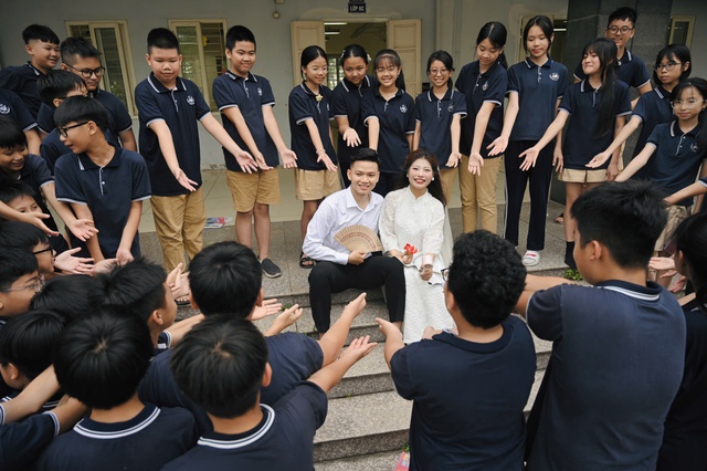 Cặp đôi chụp ảnh cưới ở trường học cùng với học sinh ‘gây sốt’ - Ảnh 3.