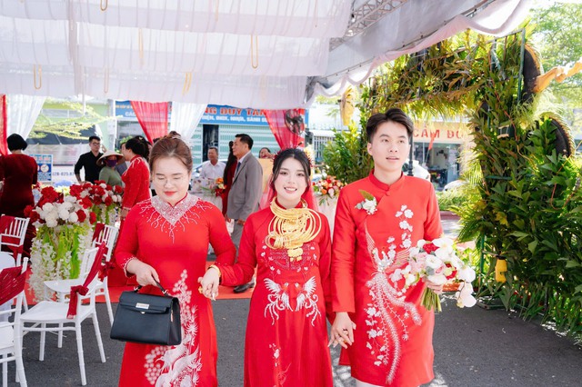 - Ảnh 4. Cô dâu 18 tuổi đeo vàng trĩu cổ trong đám cưới, được tặng gần 30 cây vàng - Ảnh 4.
