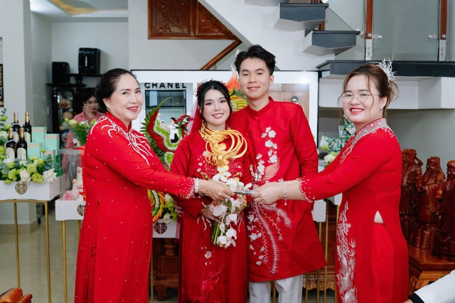 - Ảnh 2. Cô dâu 18 tuổi đeo vàng trĩu cổ trong đám cưới, được tặng gần 30 cây vàng - Ảnh 2.