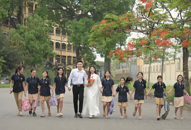 Cặp đôi chụp ảnh cưới ở trường học cùng với học sinh ‘gây sốt’ - Ảnh 4.