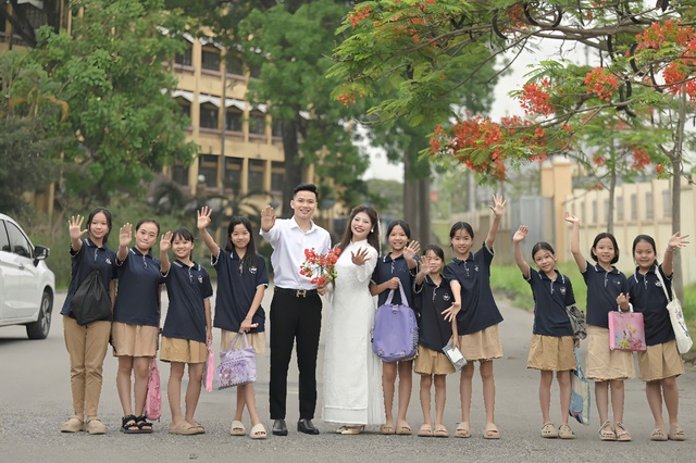 Cặp đôi chụp ảnh cưới ở trường học cùng với học sinh ‘gây sốt’ - Ảnh 2.