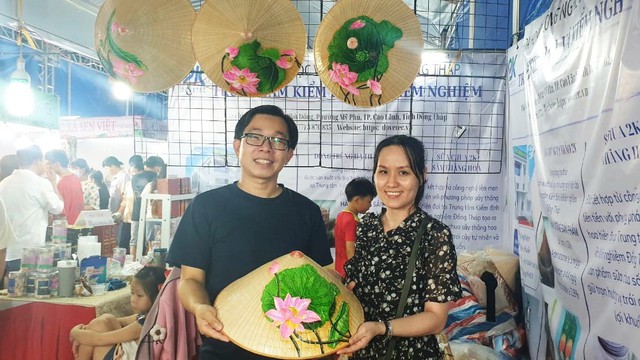 Khách quốc tế hứng thú với nón lá nghệ thuật của người phụ nữ miền Tây- Ảnh 1.