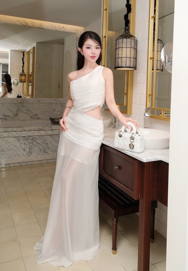 Khi những khoảng hở ‘cut out’ trở thành điểm nhấn gợi cảm Khi những khoảng hở ‘cut out’ trở thành điểm nhấn gợi cảm