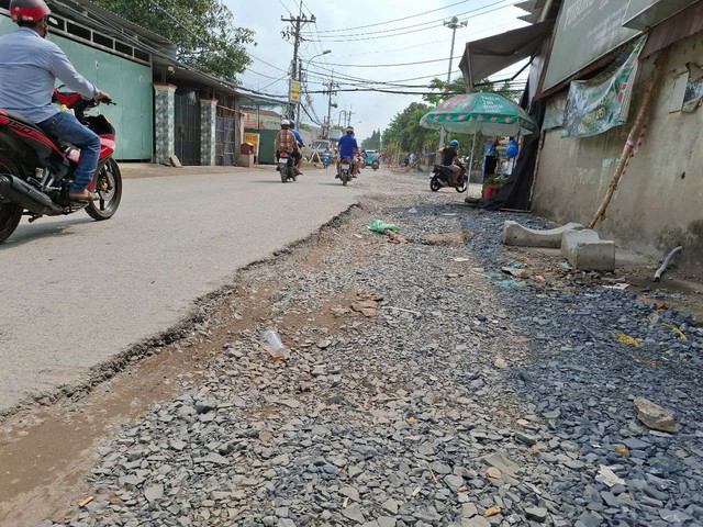 Khổ sở vì đường thi công kéo dài Tại Nguyễn Thị Lê , Bình Chánh - Ảnh 2.