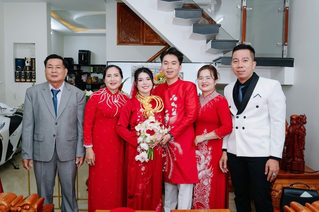 Cô dâu đeo vàng trĩu cổ trong đám cưới, được tặng gần 30 cây vàng Cô dâu đeo vàng trĩu cổ trong đám cưới, được tặng gần 30 cây vàng