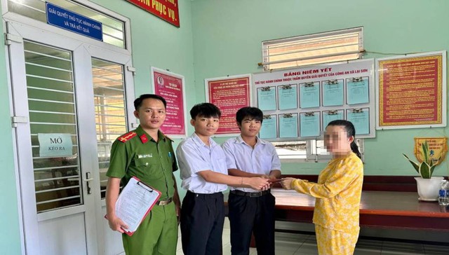 Hai học sinh trả tài sản gần 26 triệu đồng cho người đánh rơi Hai học sinh trả tài sản gần 26 triệu đồng cho người đánh rơi
