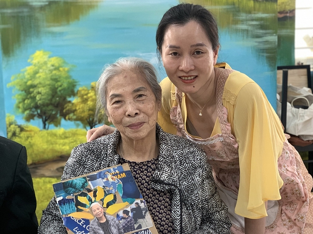 Buổi làm tranh xé dán giấy vụn của những ’em bé’ ở viện dưỡng lão Buổi làm tranh xé dán giấy vụn của những ’em bé’ ở viện dưỡng lão