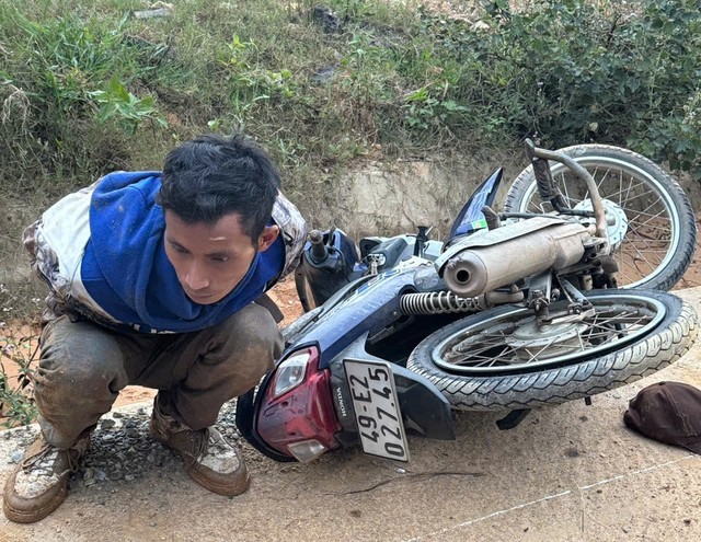 Bắt giữ nghi phạm mang xăng cướp ngân hàng ở Lâm Đồng Bắt giữ nghi phạm mang xăng cướp ngân hàng ở Lâm Đồng
