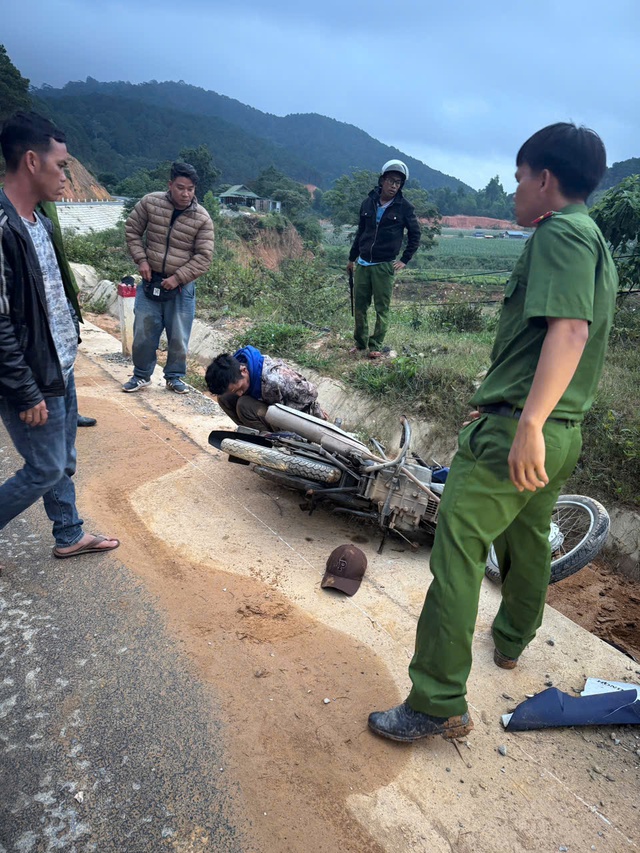 Bắt giữ nghi phạm mang xăng cướp ngân hàng ở Lâm Đồng- Ảnh 2. Bắt giữ nghi phạm mang xăng cướp ngân hàng ở Lâm Đồng- Ảnh 2.