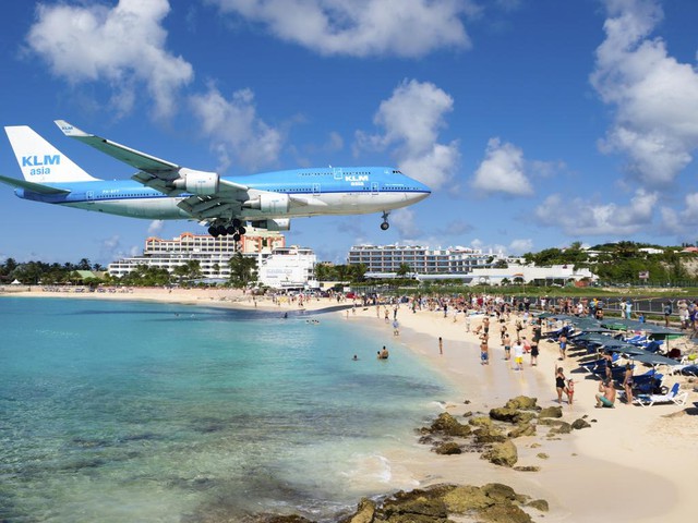 Máy bay cách đầu người 20m, cuốn bay du khách tắm biển- Ảnh 4. Máy bay cách đầu người 20m, cuốn bay du khách tắm biển- Ảnh 4.