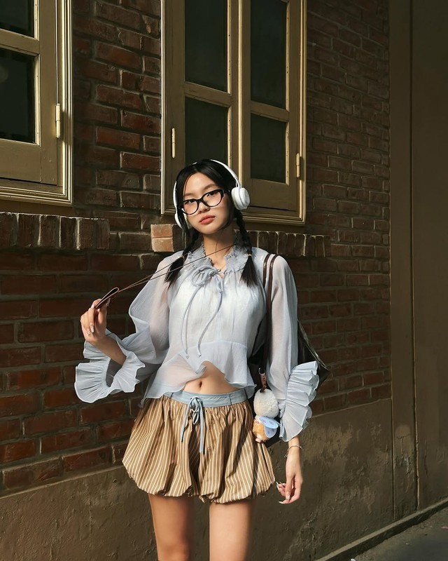 'Nâng cấp' tủ đồ hàng ngày chỉ với một chiếc quần bí - Ảnh 2.