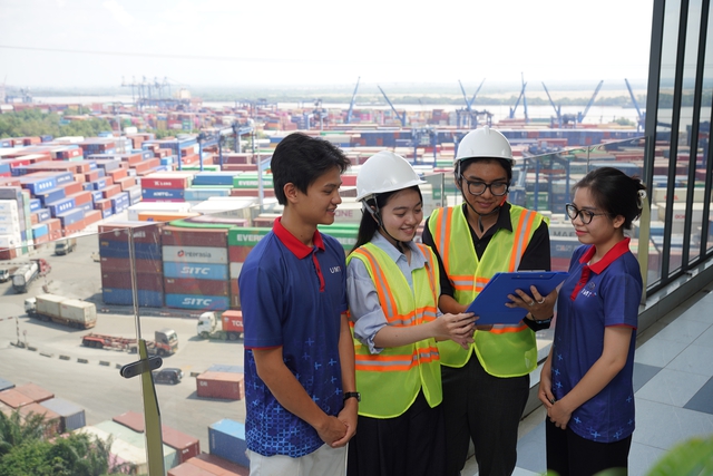 Đào tạo Logistics ‘thực chiến’ bên cảng container quốc tế lớn bậc nhất Việt Nam Đào tạo Logistics ‘thực chiến’ bên cảng container quốc tế lớn bậc nhất Việt Nam