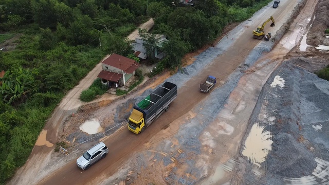 Vướng mặt bằng khiến đường Hồ Chí Minh qua Bình Dương chưa thể thông xe Vướng mặt bằng khiến đường Hồ Chí Minh qua Bình Dương chưa thể thông xe
