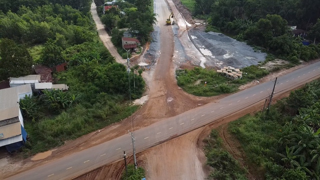 Vướng mặt bằng khiến đường Hồ Chí Minh qua Bình Dương chưa thể thông xe - Ảnh 2.