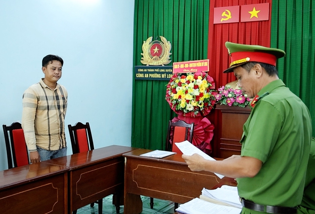 Cự cãi về tiền nhậu, đánh con của chủ quán bị thương nặng Cự cãi về tiền nhậu, đánh con của chủ quán bị thương nặng