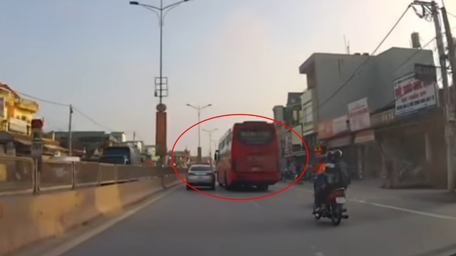 Xe khách cố tình tạt đầu, ép văng gương chiếu hậu xe con rồi… bỏ chạy Xe khách cố tình tạt đầu, ép văng gương chiếu hậu xe con rồi… bỏ chạy