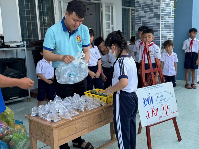 Thầy giáo trẻ có 4 sáng kiến đem lại nhiều lợi ích - Ảnh 2. Thầy giáo trẻ có 4 sáng kiến đem lại nhiều lợi ích - Ảnh 2.