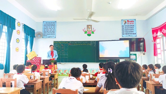 Thầy giáo trẻ có 4 sáng kiến đem lại nhiều lợi ích - Ảnh 3. Thầy giáo trẻ có 4 sáng kiến đem lại nhiều lợi ích - Ảnh 3.