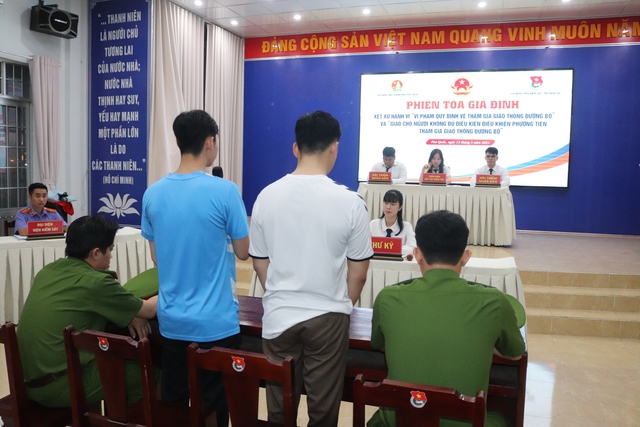 Tuyên truyền an toàn giao thông cho học sinh huyện đảo qua phiên tòa giả định - Ảnh 1.