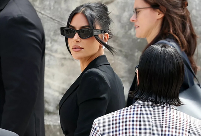 Kim Kardashian bị tr&oacute;i v&agrave; chĩa s&uacute;ng trong vụ cướp nữ trang ở Paris - Ảnh 1.