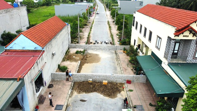 Vụ xây tường rào chắn ngang đường: Chờ sau sáp nhập mới giải quyết Vụ xây tường rào chắn ngang đường: Chờ sau sáp nhập mới giải quyết