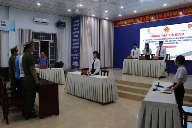 Tuyên truyền an toàn giao thông cho học sinh huyện đảo qua phiên tòa giả định - Ảnh 3.
