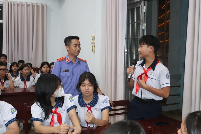 Tuyên truyền an toàn giao thông cho học sinh huyện đảo qua phiên tòa giả định - Ảnh 5.