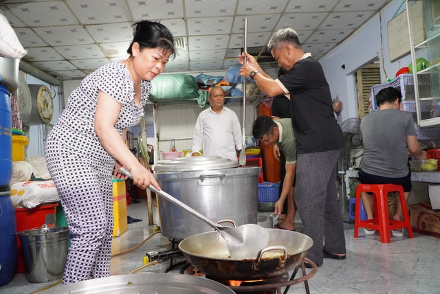 Nghĩa tình ' người cùng khổ ' tại bệnh viện Ung bướu Cần Thơ: Sát cánh bên nhau - Ảnh 4.