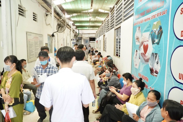 Nghĩa tình ' người cùng khổ ' tại bệnh viện Ung bướu Cần Thơ: Sát cánh bên nhau - Ảnh 1.