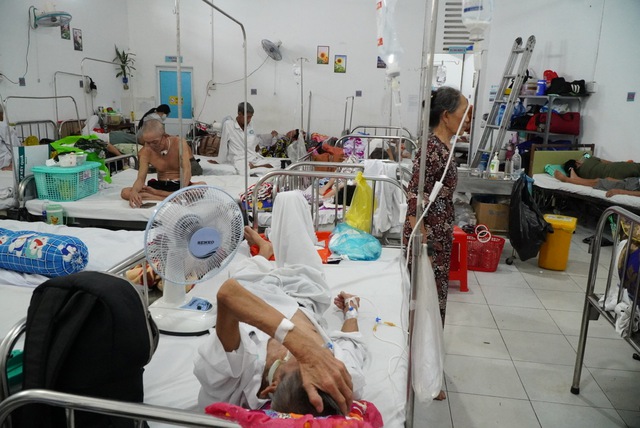 Nghĩa tình ' người cùng khổ ' tại bệnh viện Ung bướu Cần Thơ: Sát cánh bên nhau - Ảnh 3.