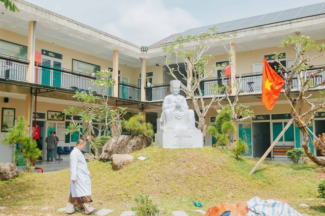 Chuyện tử tế: Nhà sư khoác thêm blouse trắng- Ảnh 1. Chuyện tử tế: Nhà sư khoác thêm blouse trắng- Ảnh 1.