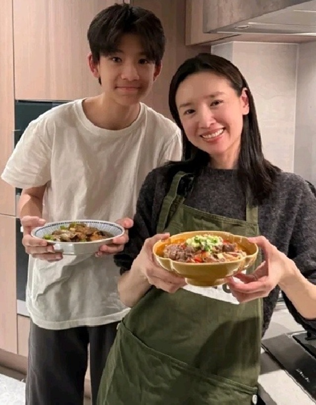Con trai Đổng Khiết được gọi là ‘bản sao’ nam thần Dương Dương Con trai Đổng Khiết được gọi là ‘bản sao’ nam thần Dương Dương