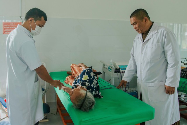 Chuyện tử tế: Nhà sư khoác thêm blouse trắng- Ảnh 2. Chuyện tử tế: Nhà sư khoác thêm blouse trắng- Ảnh 2.