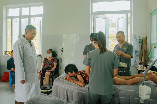 Chuyện tử tế: Nhà sư khoác thêm blouse trắng- Ảnh 3. Chuyện tử tế: Nhà sư khoác thêm blouse trắng- Ảnh 3.