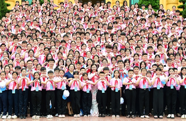 Trao Giải thưởng Kim Đồng cho đại biểu Cháu ngoan Bác Hồ Trao Giải thưởng Kim Đồng cho đại biểu Cháu ngoan Bác Hồ
