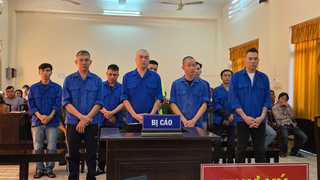 Hai nhóm hỗn chiến, bắn 2 người thương - 9 bị cáo lãnh gần 40 năm tù - Ảnh 2.