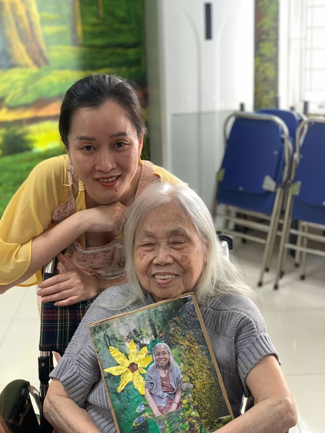 Buổi làm tranh xé dán giấy vụn của các cụ già ở viện dưỡng lão Diên Hồng - Ảnh 1.