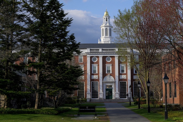 Chính quyền Trump cắt thêm tài trợ, Đại học Harvard lập tức đáp trả Chính quyền Trump cắt thêm tài trợ, Đại học Harvard lập tức đáp trả