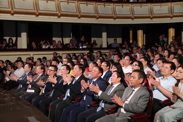 Xúc động chương trình nghệ thuật đặc biệt ‘Quà tháng 5 dâng Người’ Xúc động chương trình nghệ thuật đặc biệt ‘Quà tháng 5 dâng Người’