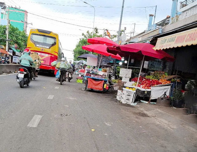 Bu&ocirc;n b&aacute;n lấn chiếm l&ograve;ng, lề đường- Ảnh 1.